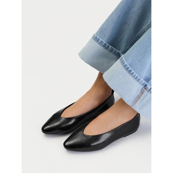 Baleriny JENNY. Czarne balerinki Jenny, bez wzorów, bez obcasa, bez zapięcia. Za 99,99 zł.