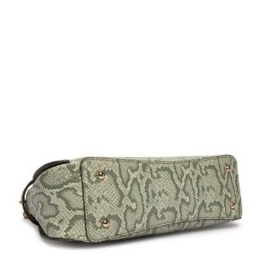 Torebka Guess. Zielone torebki klasyczne Guess, z aplikacjami, bez dodatków. Za 639,99 zł.