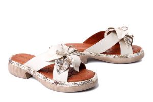 BOCCATO 0158-223.T25 beige, klapki damskie. Brązowe klapki Boccato, bez wzorów, ze skóry, bez obcasa, na obcasie. Za 216,67 zł.