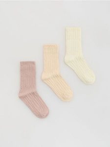 Skarpetki z wiskozą 3 pack - złamana biel. Skarpetki Reserved, bez wzorów, z wiskozy. Za 39,99 zł.
