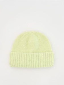 Czapka beanie - limonkowy. Czapki Reserved, bez wzorów. W wyprzedaży za 12,99 zł.