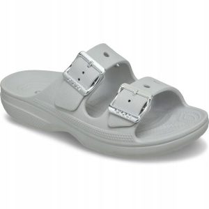 Klapki Dla Dorosłych Crocs Saturday Metallic Buckle. Szare klapki Crocs, bez wzorów, z materiału, bez obcasa. Za 199,99 zł.