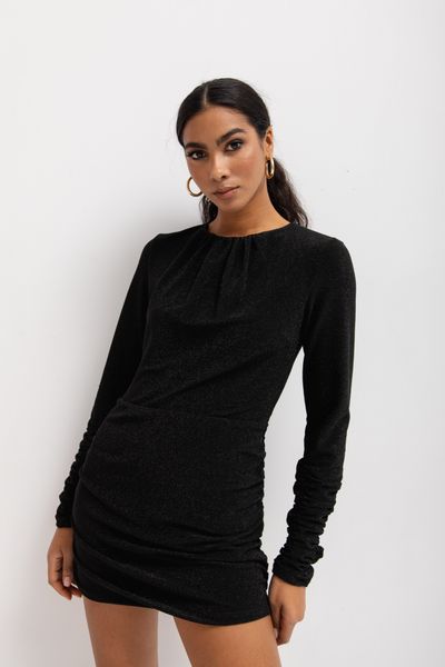 Dopasowana sukienka z marszczeniami w kolorze SHINY BLACK - ALIZEE-S. Czarne sukienki Marsala, na co dzień, s, bez wzorów, z materiału, klasyczne, bez kołnierzyka, bez ramiączek, mini, dopasowane. W wyprzedaży za 74,95 zł.