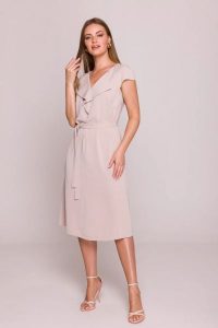 Elegancka sukienka rozkloszowana z krótkim rękawem beżowa. Brązowe sukienki Stylove, na co dzień, l, bez wzorów, z materiału, eleganckie, bez kołnierzyka, bez ramiączek, midi, proste. Za 339,00 zł.
