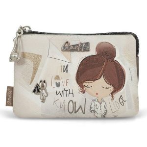 Portfel damski Anekke, z ozdobnym nadrukiem i metalowym logo zapinana na suwak z dekoracyjną zawieszką kompaktowa i praktyczna, beżowa, 42809-015. Brązowe portfele Anekke, bez wzorów. Za 129,00 zł.