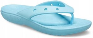Japonki Dla Dorosłych Crocs Classic Flip. Niebieskie klapki Crocs, bez wzorów, z materiału, bez obcasa. Za 97,99 zł.