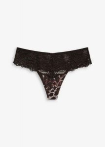 Stringi z delikatnej koronki. Czarne stringi bonprix, bez wzorów, z koronki. Za 39,99 zł.