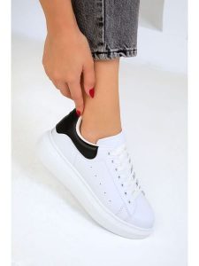 Trendyol Sneakersy w kolorze biało-czarnym rozmiar: 37. Białe trampki Trendyol, bez wzorów, bez zapięcia. Za 73,99 zł.