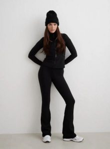 Damskie legginsy ocieplane rozszerzane długie czarne. Czarne legginsy AIM'N, bez wzorów, z elastanu, z podwyższonym stanem, długie. Za 350,00 zł.
