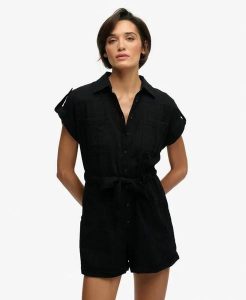Superdry Kombinezon Utility z paskiem z bawełny organicznej – Czarny. Czarne kombinezony Superdry, na lato, bez wzorów, z bawełny, bez kołnierzyka, bez ramiączek, krótkie. Za 282,85 zł.