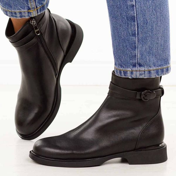 Czarne skórzane botki damskie Filippo Dbt7357/25. Czarne botki Filippo, na jesień, bez wzorów, z jeansu, z okrągłym noskiem, bez obcasa, na płaskiej podeszwie, bez zapięcia. Za 399,00 zł.