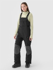 4F Spodnie snowboardowe z szelkami membrana 10000 damskie - czarne XS. Czarne spodnie sportowe 4f, na zimę, m, bez wzorów, z dzianiny, narciarskie. W wyprzedaży za 349,99 zł.