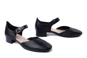 RIEKER 43460-00 black, czółenka damskie. Czarne czółenka Rieker, bez wzorów, bez obcasa, bez zapięcia. Za 349,90 zł.