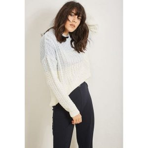 Sweter w kolorze błękitnym. Swetry oversize marki Lafaba. W wyprzedaży za 124,95 zł.