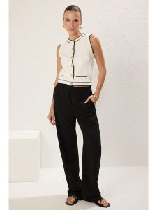 Trendyol Top w kolorze kremowym rozmiar: L. Brązowe topy Trendyol, l, bez wzorów, bez kołnierzyka, bez ramiączek. Za 109,95 zł.