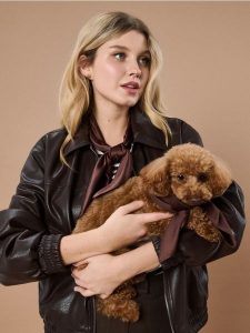 Chusta o satynowym wykończeniu - brązowy. Brązowe apaszki i chusty Sinsay, bez wzorów, z satyny. Za 9,99 zł.