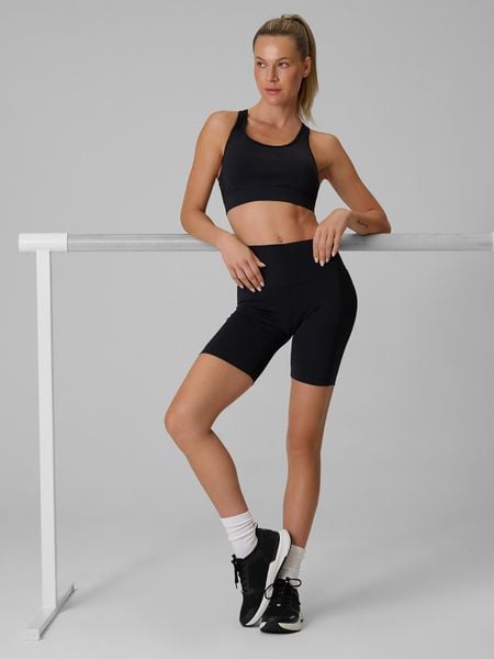 4F Legginsy kolarki treningowe damskie - czarne M. Czarne legginsy 4f, bez wzorów, z dzianiny, z podwyższonym stanem, krótkie. Za 99,99 zł.