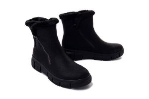RIEKER X3461-00 black, botki damskie. Czarne botki Rieker, na zimę, bez wzorów, bez obcasa, na koturnie, bez zapięcia. Za 379,90 zł.