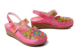 Laura Vita 0007656 FACSCINEO 45 rose, sandały damskie. Czerwone sandały LAURA VITA, bez wzorów, ze skóry, bez obcasa, na koturnie, bez zapięcia. Za 394,90 zł.