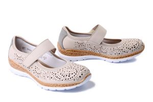 RIEKER N4299-60 beige, półbuty damskie. Brązowe półbuty Rieker, na lato, bez wzorów, bez obcasa, bez zapięcia. Za 263,92 zł.