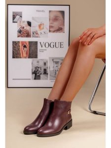 C'M Botki w kolorze czerwonym rozmiar: 37. Czerwone botki C'M, bez wzorów, bez obcasa, bez zapięcia. Za 121,99 zł.