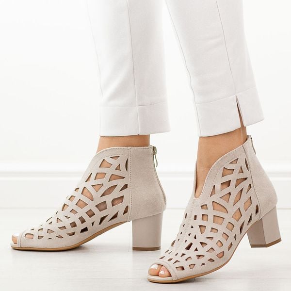 Beżowe zamsz sandały damskie na obcasie z zakrytą piętą M.Daszyński 1954-15. Brązowe sandały M.Daszyński, w ażurowe wzory, z materiału, bez obcasa, na obcasie, bez zapięcia. Za 189,00 zł.