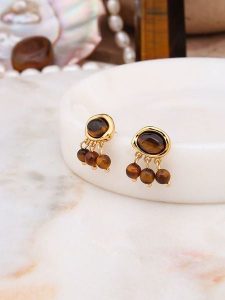 Pierres delicates Pozłacane kolczyki-wkrętki z tygrysim okiem rozmiar: onesize. Brązowe kolczyki Pierres delicates, pozłacane. Za 43,99 zł.