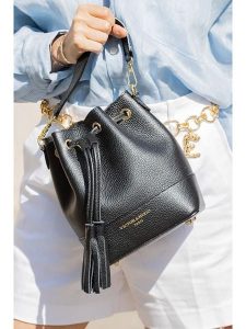 Victor & Hugo Paris Skórzana torebka "Livy" w kolorze czarnym - 18 x 21 x 11 cm rozmiar: onesize. Czarne torebki klasyczne Victor & Hugo Paris, z aplikacjami, z materiału, przez ramię, bez dodatków. Za 252,99 zł.