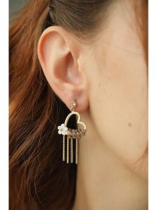 Pierres delicates Pozłacane kolczyki z ametystami rozmiar: onesize. Szare kolczyki Pierres delicates, z ametystem, pozłacane. Za 60,99 zł.