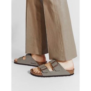 Klapki Birkenstock. Szare klapki Birkenstock, bez wzorów, bez obcasa. Za 269,99 zł.
