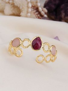 L'Atelier de Gaia Pozłacana bransoletka z elementami ozdobnymi rozmiar: onesize. Różowe bransoletki L'Atelier de Gaia, z agatem, pozłacane. Za 117,73 zł.