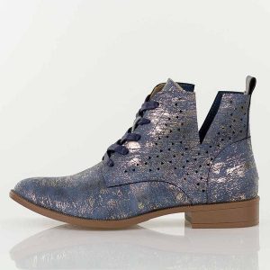 Niebieskie jeans ażurowe botki damskie Jezzi Mam65-112. Niebieskie botki Jezzi, na jesień, w ażurowe wzory, z jeansu, bez obcasa, na obcasie, bez zapięcia. Za 249,00 zł.