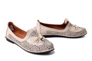 COMFORTABEL 830049-08 beige, półbuty damskie. Brązowe półbuty Comfortabel, na lato, w ażurowe wzory, ze skóry, bez obcasa, bez zapięcia. Za 229,42 zł.