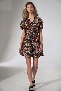 Sukienka koszulowa w kwiaty rozkloszowana mini z wiskozy z guzikami. Sukienki Figl, do pracy, na lato, s, bez wzorów, z wiskozy, biznesowe, bez kołnierzyka, bez ramiączek, mini, koszulowe. W wyprzedaży za 146,00 zł.