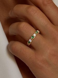 Les Petites Précieuses Pozłacany pierścionek z cyrkoniami rozmiar: 54. Zielone pierścionki Les Petites Précieuses, z cyrkonią, pozłacane. Za 197,17 zł.