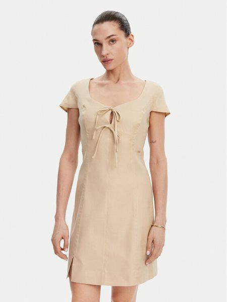Guess Sukienka letnia W5GK41 WH5L2 Beżowy Regular Fit. Brązowe kombinezony Guess, na lato, l, z aplikacjami, ze lnu, bez kołnierzyka, bez ramiączek. Za 385,99 zł.