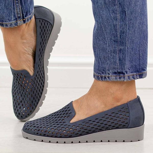 Niebieskie ażurowe półbuty damskie Jezzi 1628-23. Niebieskie półbuty Jezzi, na jesień, w ażurowe wzory, z jeansu, bez obcasa, na koturnie, bez zapięcia. Za 189,00 zł.