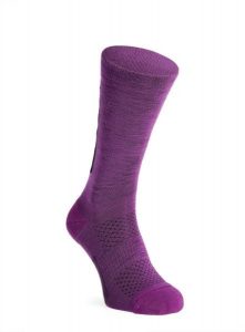 Skarpety rowerowe Mons Royale Atlas Crew Sock. Fioletowe skarpetki Mons Royale, bez wzorów, z elastanu. Za 86,89 zł.