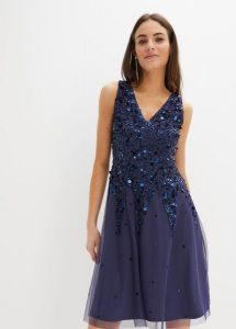 Sukienka mini z aplikacją z cekinów. Niebieskie sukienki bonprix, z aplikacjami, z tiulu, bez kołnierzyka, bez ramiączek, mini. Za 279,99 zł.