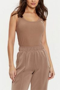 GUESS Brązowy top damski Colette. Brązowe topy Guess, s, z aplikacjami, bez kołnierzyka, bez ramiączek. W wyprzedaży za 125,99 zł.