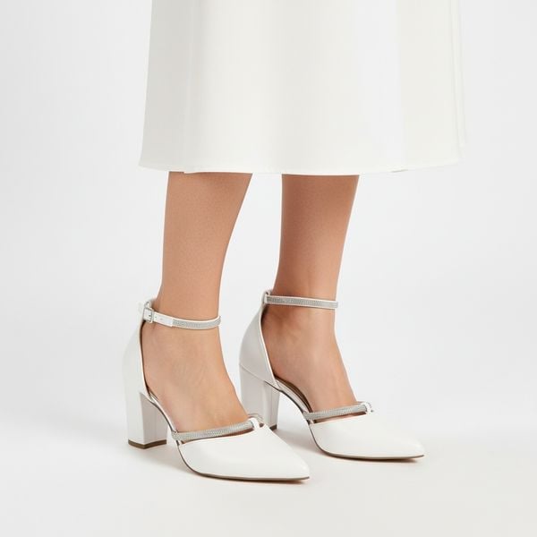 Czółenka damskie Marco Tozzi, ze skóry naturalnej na stabilnym słupku zapewniającym wygodę z paskiem wokół kostki poprawiającym dopasowanie i stabiln. Białe czółenka Marco Tozzi, bez wzorów, ze skóry, bez obcasa, na obcasie, bez zapięcia. Za 251,90 zł.