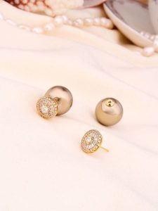 L'Atelier de Gaia Pozłacane kolczyki-wkrętki z perłami i cyrkoniami rozmiar: onesize. Brązowe kolczyki L'Atelier de Gaia, z cyrkonią, pozłacane. Za 43,99 zł.