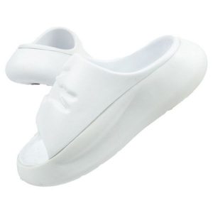 Klapki Lacoste Serve Slide 0421G białe. Białe klapki bez wzorów, z syntetyku, bez obcasa. W wyprzedaży za 329,02 zł.
