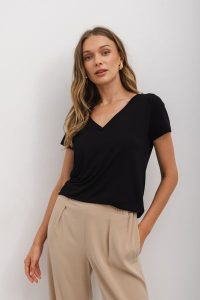 T-SHIRT KLARA MODAL CZARNY S - Flawless. Czarne t-shirty Flawless, s, bez wzorów, z elastanu, bez kołnierzyka, bez ramiączek. Za 219,00 zł.