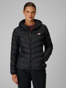 4F Kurtka trekkingowa z wypełnieniem syntetycznym damska - czarna L. Czarne kurtki 4f, l, bez wzorów, z materiału, bez kaptura. Za 399,99 zł.