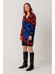 SKFK Sukienka dzianinowa w kolorze czarno-niebiesko-czerwonym rozmiar: 34. Czarne sukienki SKFK, na co dzień, bez wzorów, z bawełny, bez kołnierzyka, bez ramiączek, mini, proste. Za 347,99 zł.