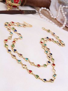 Pierres de Jade Pozłacany naszyjnik z elementami ozdobnymi - dł. 50 cm rozmiar: onesize. Żółte naszyjniki Pierres de Jade, z kryształem, pozłacane. Za 43,99 zł.