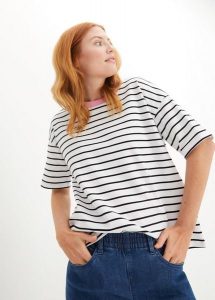 T-shirt oversize z grubej bawełny organicznej. Białe t-shirty bonprix, bez wzorów, z bawełny, bez kołnierzyka, bez ramiączek. Za 59,99 zł.