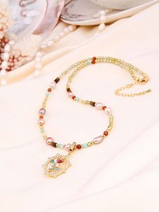 L'Atelier de Gaia Pozłacany naszyjnik z elementami ozdobnymi - dł. 50 cm rozmiar: onesize. Czerwone naszyjniki L'Atelier de Gaia, z cyrkonią, pozłacane. Za 86,99 zł.