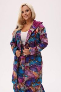 Bluza z kapturem Marbella - artystyczny marmurkowy print PLUS SIZE XXL OVERSIZE JESIEŃ. Czerwone bluzy Moda Size Plus Iwanek, na jesień, plus size, bez wzorów, z bawełny, z kapturem. Za 329,90 zł.